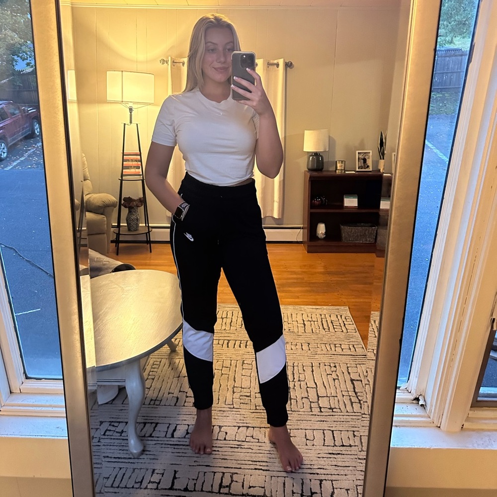Black and white Nike jogger sweatpants size small